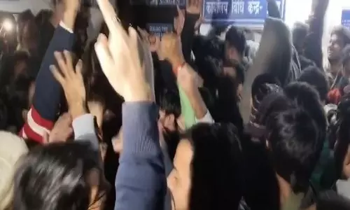 डीयू लॉ फैकल्टी के बाहर छात्रों ने परीक्षाएं आगे बढ़ाने की मांग को लेकर प्रदर्शन किया; डीन को police ने रोका