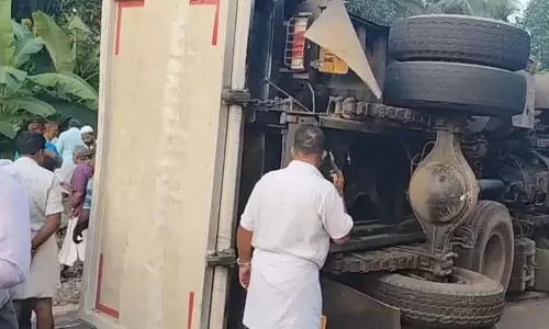 Kerala: बजरी ले जा रहे टिप्पर के पलटने से राहगीर का मौत Kerala: बजरी ले जा रहे टिप्पर के पलटने से राहगीर का मौत