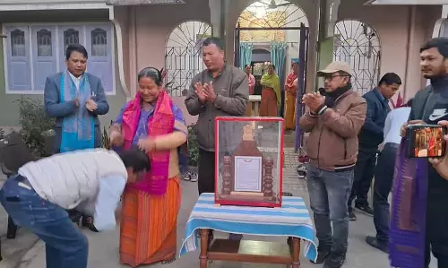 Assam: डीबीएचए ने नीलेश्वर ब्रह्मा पुरस्कार विजेता गुनोबती बसुमतारी को सम्मानित किया Assam: डीबीएचए ने नीलेश्वर ब्रह्मा पुरस्कार विजेता गुनोबती बसुमतारी को सम्मानित किया