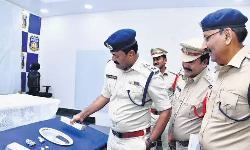 Andhra: 15.5 लाख रुपये मूल्य के मंदिर के आभूषण जब्त Andhra: 15.5 लाख रुपये मूल्य के मंदिर के आभूषण जब्त