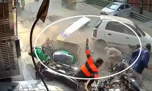 CCTV वीडियो: सड़क किनारे खड़े लोगों को कार से कुचलने का मामला, पुलिस का एक्शन CCTV वीडियो: सड़क किनारे खड़े लोगों को कार से कुचलने का मामला, पुलिस का एक्शन