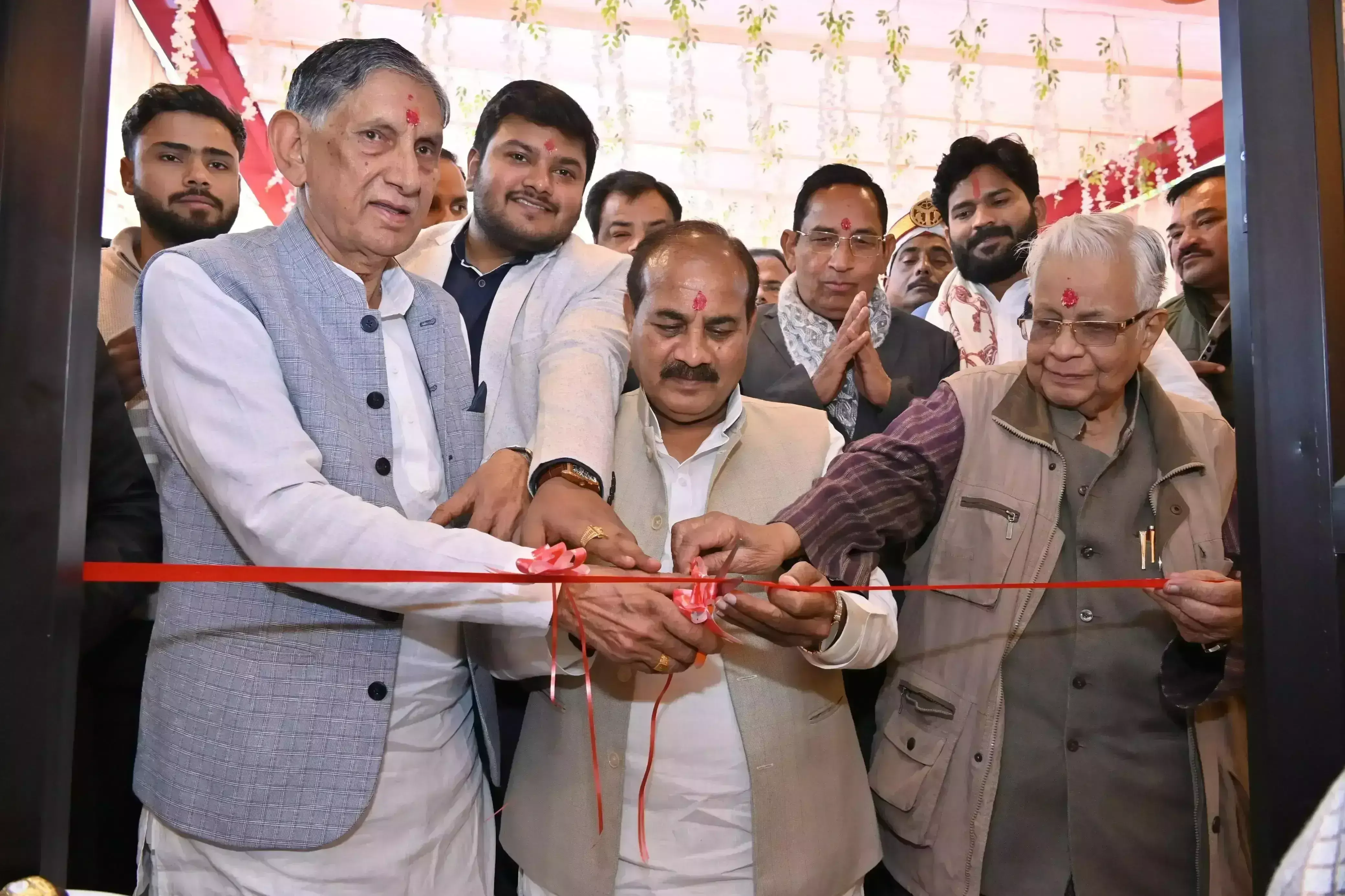 Lucknow: कैबिनेट मंत्री दारा सिंह चौहान ने कैफे एण्ड बेकरी शॉप का किया उद्घाटन
