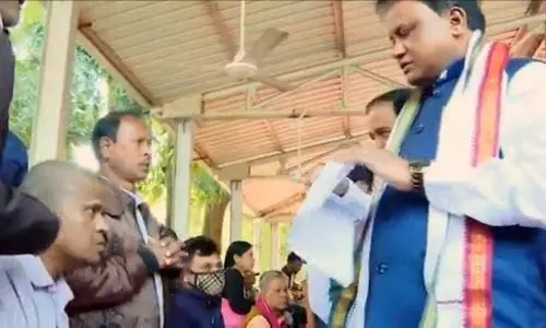 Odisha के मुख्यमंत्री मोहन माझी ने लोगों की शिकायतें सुनीं Odisha के मुख्यमंत्री मोहन माझी ने लोगों की शिकायतें सुनीं