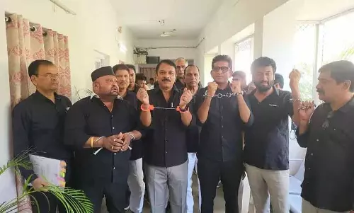 किसानों की गिरफ्तारी के खिलाफ BRS MLAs ने हथकड़ी लगाकर किया प्रदर्शन किसानों की गिरफ्तारी के खिलाफ BRS MLAs ने हथकड़ी लगाकर किया प्रदर्शन