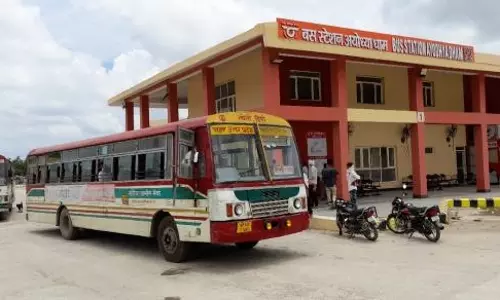 Faizabad: बस स्टेशन पर यात्री सुविधाएं नदारद, सफाई व्यवस्था भी हुई चौपट