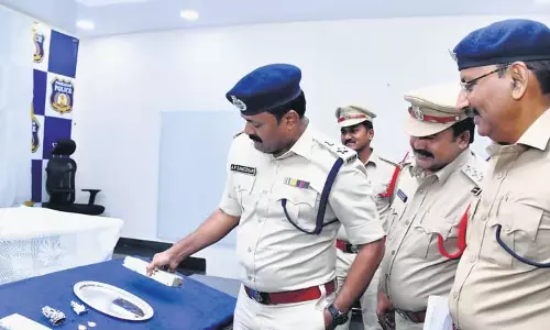 Ongole में 15.5 लाख रुपये के मंदिर के आभूषण जब्त, एक व्यक्ति गिरफ्तार Ongole में 15.5 लाख रुपये के मंदिर के आभूषण जब्त, एक व्यक्ति गिरफ्तार