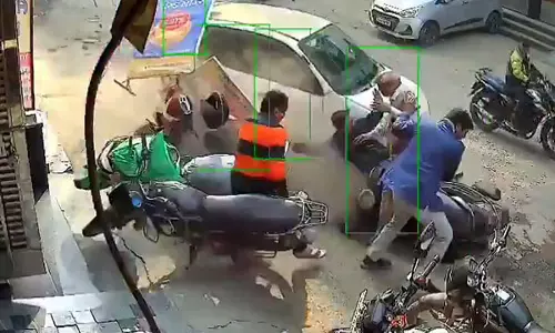 Delhi : 17 वर्षीय चालक ने पैदल चलने वालों को टक्कर मारी, 7 वर्षीय बच्चा घायल Delhi : 17 वर्षीय चालक ने पैदल चलने वालों को टक्कर मारी, 7 वर्षीय बच्चा घायल