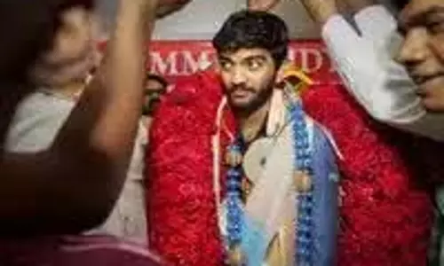 Gukesh का घर वापसी पर हुआ वीरतापूर्ण स्वागत Gukesh का घर वापसी पर हुआ वीरतापूर्ण स्वागत
