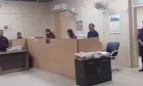 सभी कर्मचारियों को खड़े होकर काम करने का निर्देश, IAS क्यों भड़के? सभी कर्मचारियों को खड़े होकर काम करने का निर्देश, IAS क्यों भड़के?