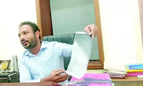 PMC के मुख्य अधिकारी ने जाली आय प्रमाण पत्र के खिलाफ पुलिस में शिकायत दर्ज कराई