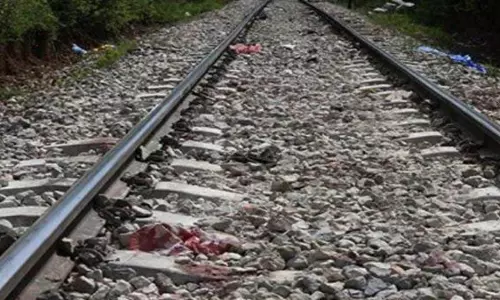 Muzaffarpur: भगवानपुर में मैनेजमेंट कॉलेज के पीछे रेल ट्रैक पर मिला अज्ञात युवक का शव Muzaffarpur: भगवानपुर में मैनेजमेंट कॉलेज के पीछे रेल ट्रैक पर मिला अज्ञात युवक का शव