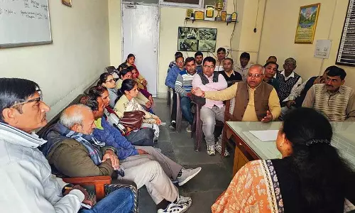 Haryana : शिक्षकों ने सहकर्मी पर हमले का विरोध किया