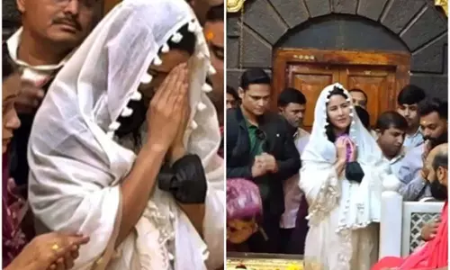 कैटरीना कैफ ने सास वीना कौशल के साथ शिरडी साईं बाबा के दर्शन किए कैटरीना कैफ ने सास वीना कौशल के साथ शिरडी साईं बाबा के दर्शन किए