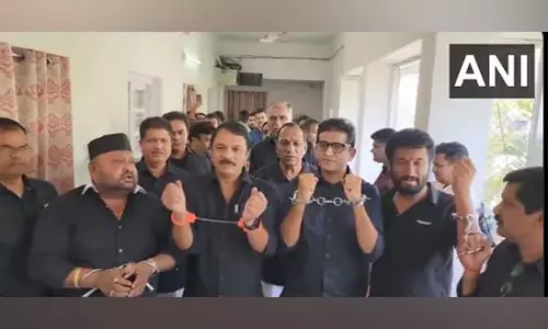 BRS MLC के कविता सहित बीआरएस एमएलसी आज तेलंगाना विधान परिषद पहुंचे