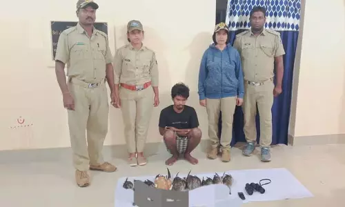 Odisha: चिल्का लैगून के पास 29 मृत पक्षियों के साथ एक शिकारी गिरफ्तार Odisha: चिल्का लैगून के पास 29 मृत पक्षियों के साथ एक शिकारी गिरफ्तार