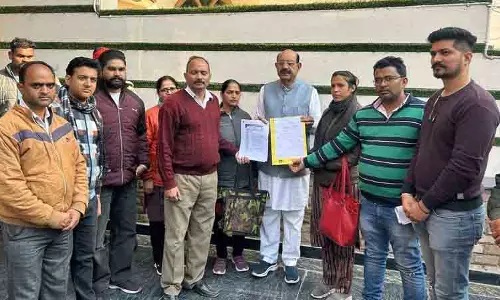 MC चुनाव से पहले गैर-शिक्षण कर्मचारियों ने विरोध प्रदर्शन तेज किया MC चुनाव से पहले गैर-शिक्षण कर्मचारियों ने विरोध प्रदर्शन तेज किया