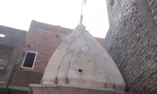 संभल: एक और मंदिर मिला, सफाई कार्य जारी, लगी लोगों की भीड़