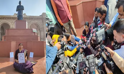 Lucknow: विधायक पल्लवी पटेल ने चौधरी चरण सिंह की प्रतिमा के नीचे दिया धरना Lucknow: विधायक पल्लवी पटेल ने चौधरी चरण सिंह की प्रतिमा के नीचे दिया धरना