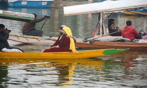 Jammu-Kashmir: शीतलहर तेज होने से श्रीनगर में तापमान शून्य से 5.3 डिग्री नीचे