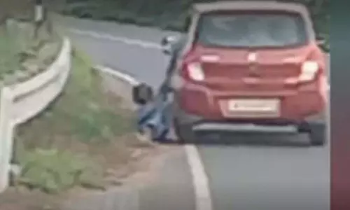 Kerala: आदिवासी व्यक्ति को सड़क पर घसीटने वाले दो लोगों को पकड़ा गया Kerala: आदिवासी व्यक्ति को सड़क पर घसीटने वाले दो लोगों को पकड़ा गया