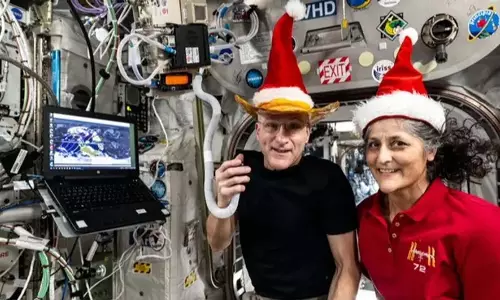 सुनीता विलियम्स सांता लुक के साथ अंतरिक्ष में Christmas के लिए तैयार