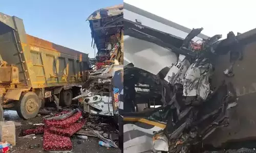 Surat: ट्रक से टकराने के बाद लग्जरी बस के टुकड़े-टुकड़े, 6 की मौत की आशंका