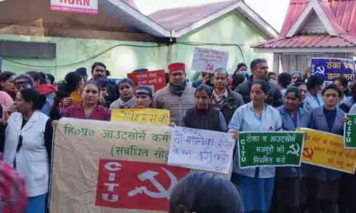 वेतन भुगतान में देरी को लेकर कर्मचारियों ने IGMC में किया प्रदर्शन वेतन भुगतान में देरी को लेकर कर्मचारियों ने IGMC में किया प्रदर्शन