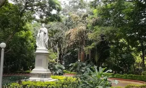 Bengaluru: : कब्बन पार्क में सालों पुरानी महारानी विक्टोरिया की मूर्ति का मुकुट टूटा Bengaluru: : कब्बन पार्क में सालों पुरानी महारानी विक्टोरिया की मूर्ति का मुकुट टूटा