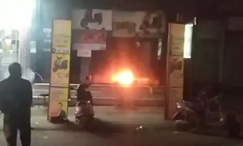 Damoh : इलेक्ट्रिक बाइक चार्ज करते समय शोरूम में लगी आग, 15 लाख का नुकसान Damoh : इलेक्ट्रिक बाइक चार्ज करते समय शोरूम में लगी आग, 15 लाख का नुकसान