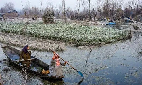 Kashmir भीषण शीतलहर की चपेट में, श्रीनगर में -3.4°C तापमान दर्ज