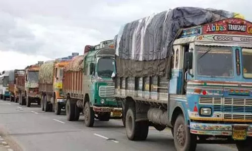 Meghalaya पुलिस ने पश्चिमी गारो हिल्स में 15 ओवरलोड भूटानी ट्रक जब्त किए Meghalaya पुलिस ने पश्चिमी गारो हिल्स में 15 ओवरलोड भूटानी ट्रक जब्त किए