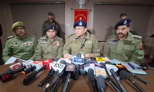 Jammu: नियंत्रण रेखा के पास स्थित गांव से 5.3 किलोग्राम हेरोइन जब्त, दो गिरफ्तार