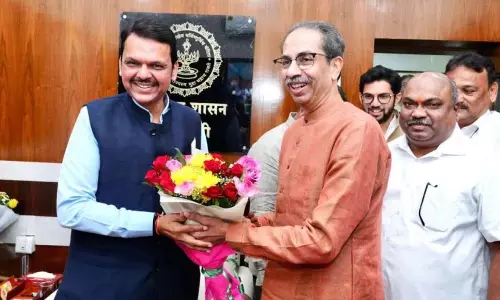 CM फडणवीस से मिले उद्धव ठाकरे: विधान मंडल में 10-15 मिनट की बहस में क्या हुआ?