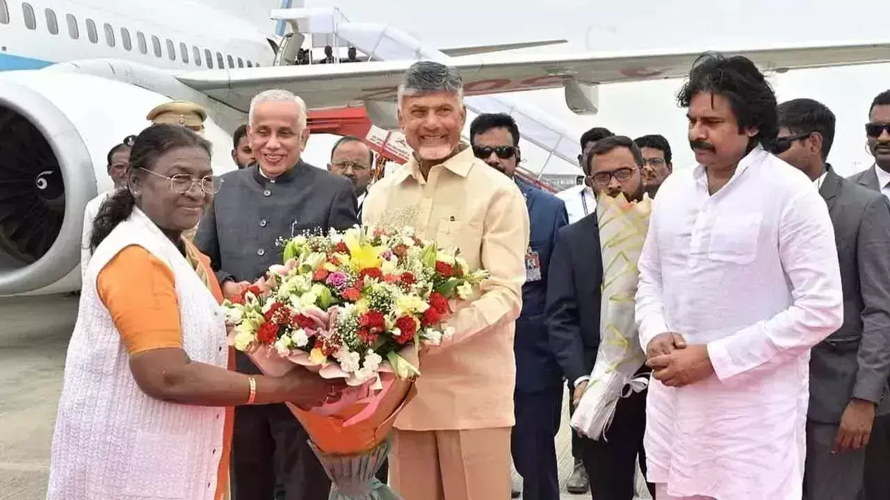 AIIMS दीक्षांत समारोह के लिए गन्नावरम में राष्ट्रपति द्रौपदी मुर्मू का गर्मजोशी से स्वागत किया गया AIIMS दीक्षांत समारोह के लिए गन्नावरम में राष्ट्रपति द्रौपदी मुर्मू का गर्मजोशी से स्वागत किया गया
