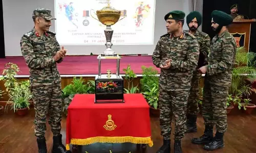 Assam : सेना ने फुटबॉल टूर्नामेंट के लिए ट्रॉफी का अनावरण किया Assam : सेना ने फुटबॉल टूर्नामेंट के लिए ट्रॉफी का अनावरण किया