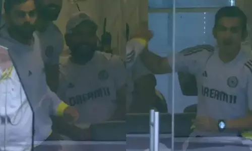 Virat Kohli और भारतीय कोच ने फॉलोऑन टालने का जश्न मनाया Virat Kohli और भारतीय कोच ने फॉलोऑन टालने का जश्न मनाया