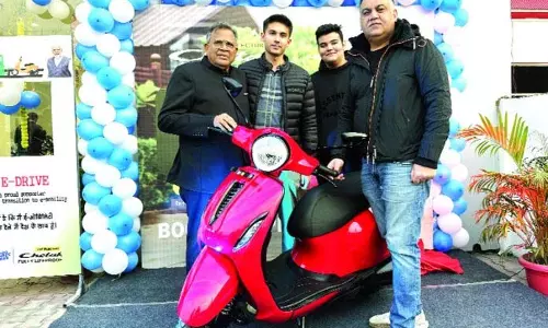 AM बजाज ने इलेक्ट्रिक चेतक का अनावरण किया