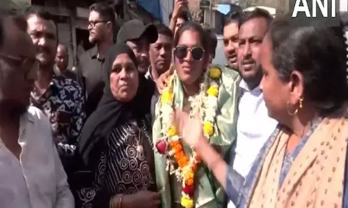 गुजरात जायंट्स की स्टार Simran Sheikh का धारावी में भव्य स्वागत किया गया