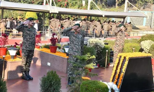 Jammu: सेना की उत्तरी कमान ने पुष्पांजलि समारोह के साथ विजय दिवस मनाया
