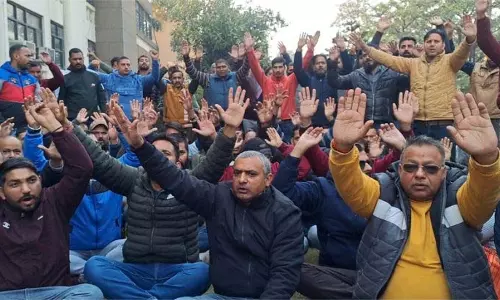 R&B के दिहाड़ी मजदूरों ने नियमितीकरण की मांग को लेकर किया प्रदर्शन