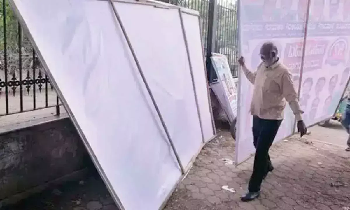 फ्लेक्स और बैनर लगाने पर हाईकोर्ट ने सरकार और BBMP को फटकार लगाई फ्लेक्स और बैनर लगाने पर हाईकोर्ट ने सरकार और BBMP को फटकार लगाई