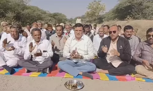 बिस्मर रोड का काम शुरू नहीं होने पर Congress ने स्थानीय लोगों के साथ किया विरोध प्रदर्शन का प्रयास