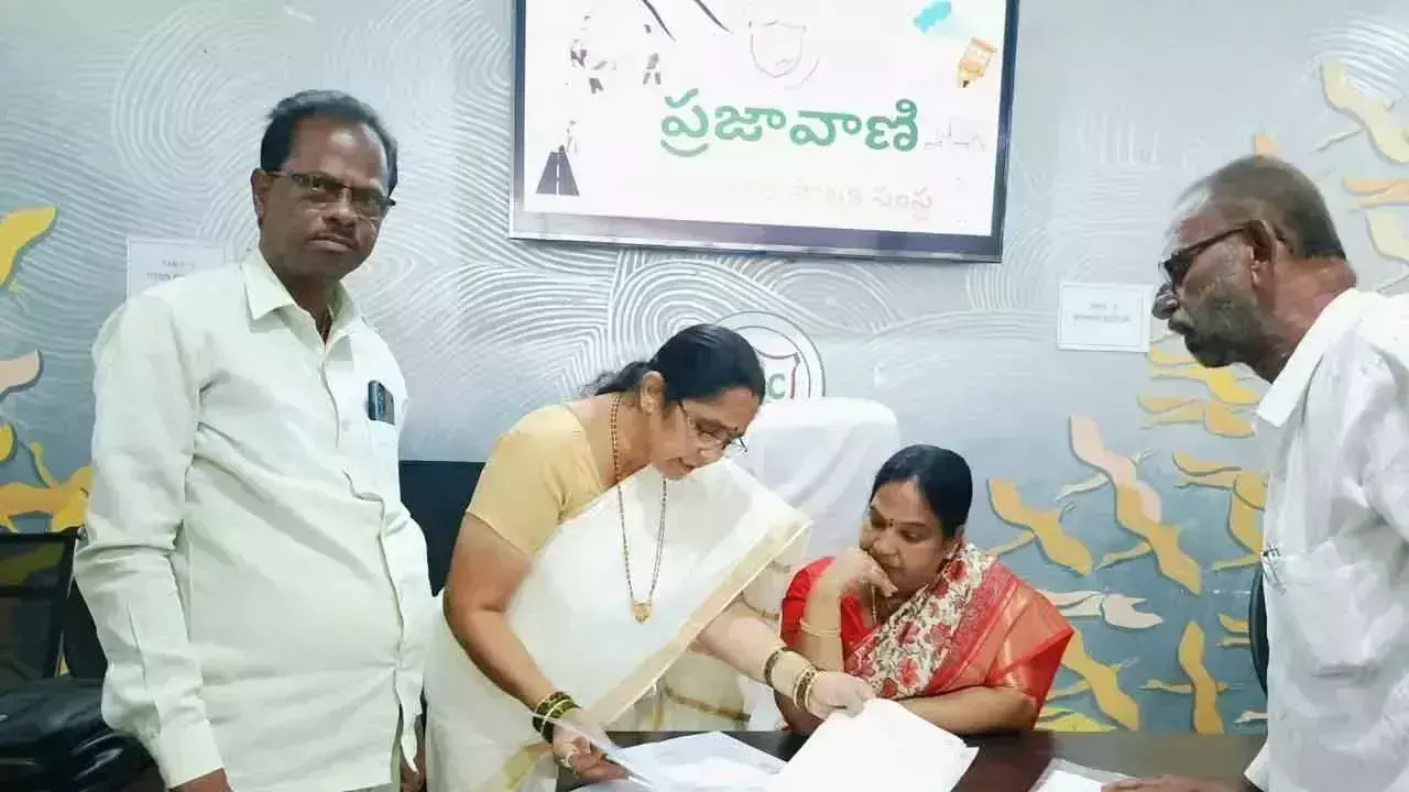 Khammam: मेयर नीरजा को शिकायतें मिलीं Khammam: मेयर नीरजा को शिकायतें मिलीं