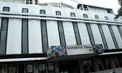 भगदड़ मामले में Sandhya थिएटर प्रबंधन को कारण बताओ नोटिस जारी भगदड़ मामले में Sandhya थिएटर प्रबंधन को कारण बताओ नोटिस जारी
