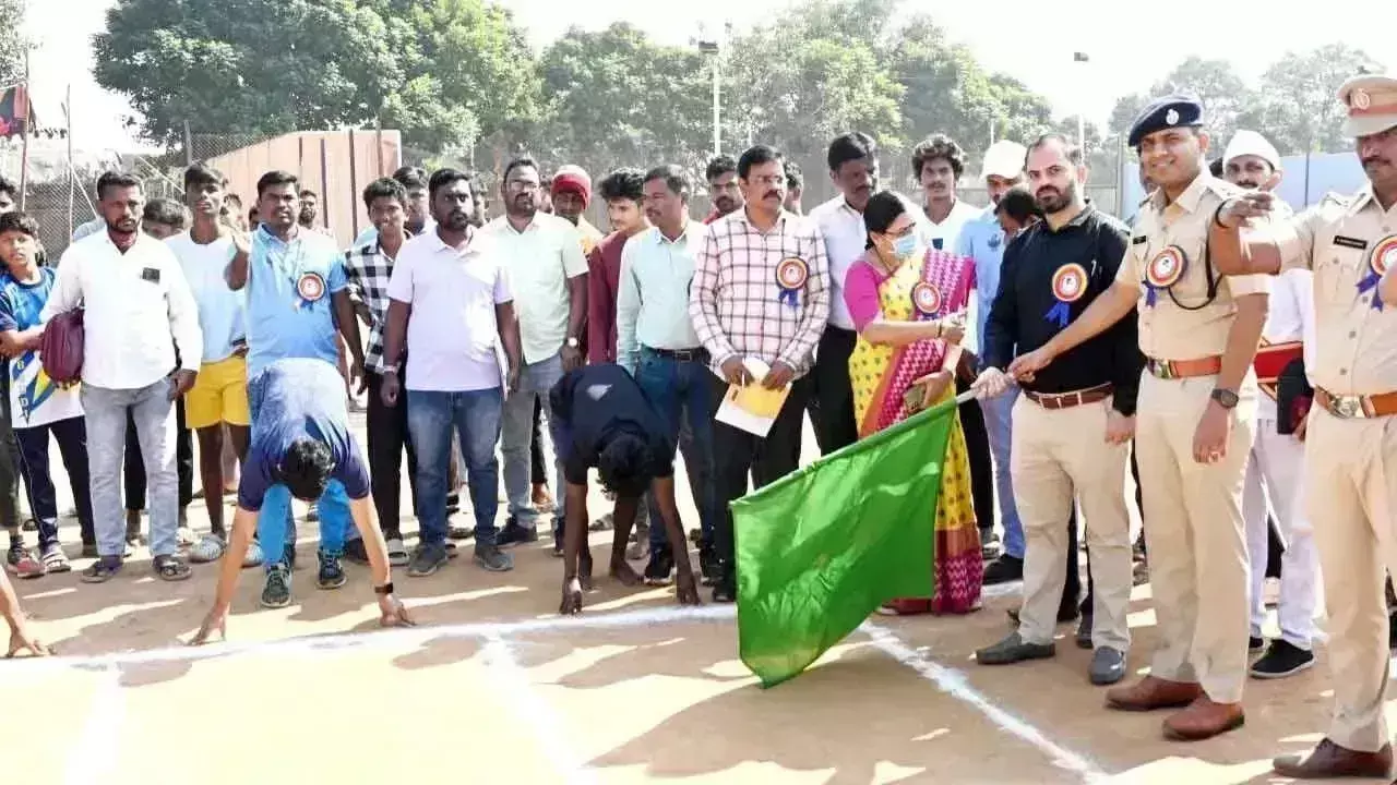 Bhupalapally: कलेक्टर, एसपी ने सीएम कप खेलों का शुभारंभ किया