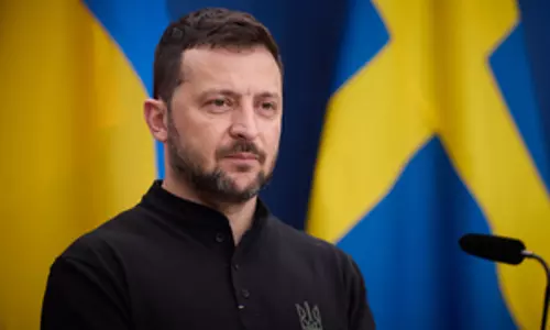 Zelensky ने रूसी सैनिक द्वारा कथित तौर पर मृत उत्तर कोरियाई सैनिक को आग लगाने का वीडियो साझा किया Zelensky ने रूसी सैनिक द्वारा कथित तौर पर मृत उत्तर कोरियाई सैनिक को आग लगाने का वीडियो साझा किया