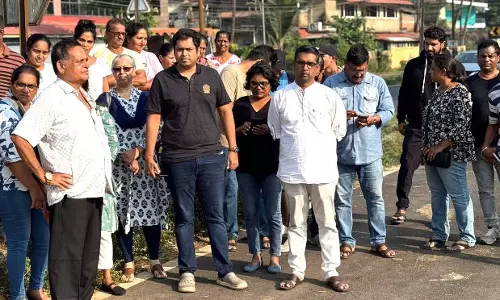 चिनचिनिम के स्थानीय लोगों ने NH फ्लाईओवर की योजना का विरोध करने के लिए सड़क पर उतरे चिनचिनिम के स्थानीय लोगों ने NH फ्लाईओवर की योजना का विरोध करने के लिए सड़क पर उतरे