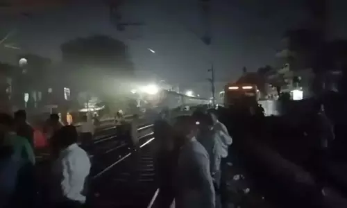 Karachi में यात्री ट्रेन के तीन डिब्बे पटरी से उतरे Karachi में यात्री ट्रेन के तीन डिब्बे पटरी से उतरे