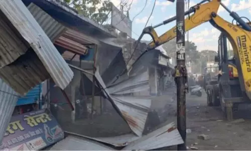 नैनीताल: कब्जा कर चुके दुकानदारों की आक्रामकता को JCB सहयोग से सुलझाया