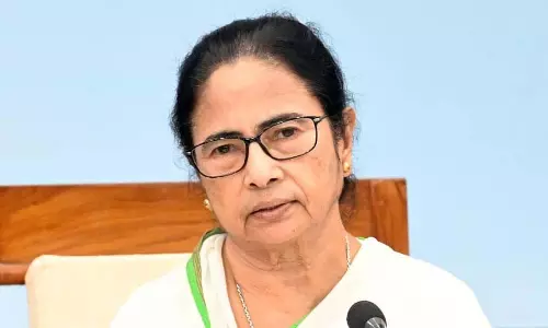 WB: वोट से पहले ममता बनर्जी ने 16 लाख अतिरिक्त देने का ऐलान किया WB: वोट से पहले ममता बनर्जी ने 16 लाख अतिरिक्त देने का ऐलान किया